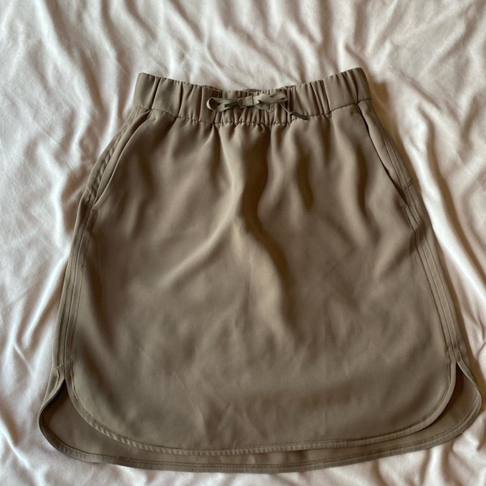 Lululemon On the Fly Woven Drawcord skirt size 6 tan